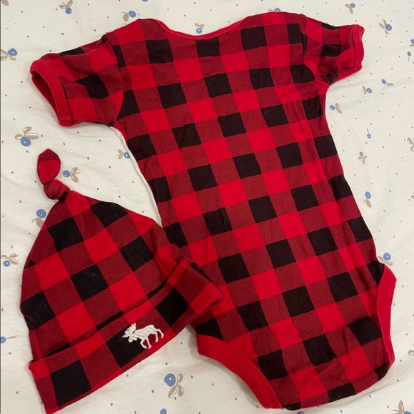 6-12m Flannel baby body suits onesies + hat - Picture 3 of 3